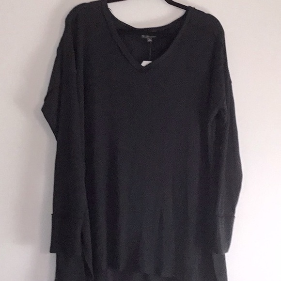 Belk Wonderly, Woman’s Black V-Neck Waffle Knit Long Sleeve Relaxed Fit Tunic. - Picture 4 of 8